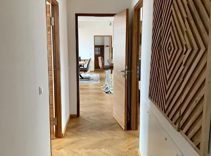 Modernes An Der Frauenkirche Ii دريسدن