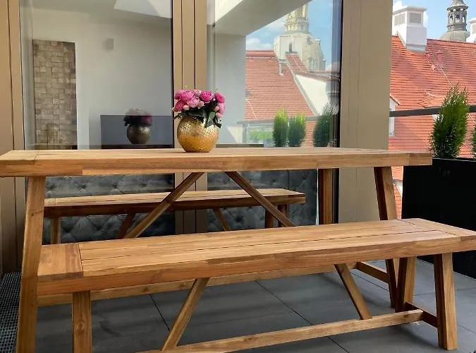 Modernes An Der Frauenkirche Ii