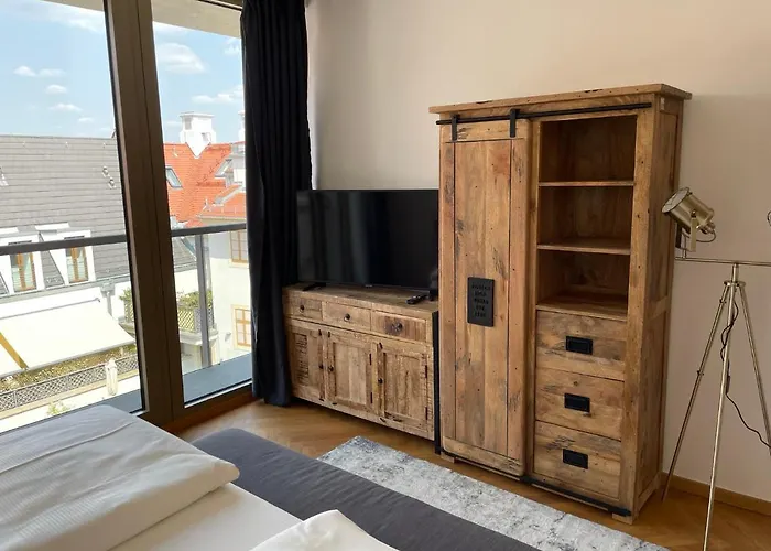 Modernes An Der Frauenkirche Ii