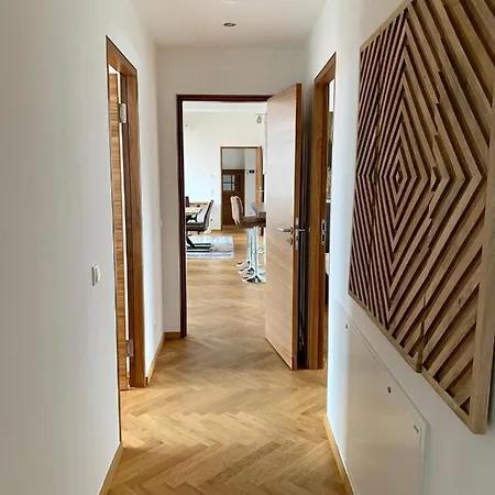 Modernes An Der Frauenkirche Ii Dresden