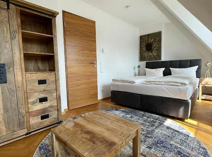 Modernes An Der Frauenkirche Ii