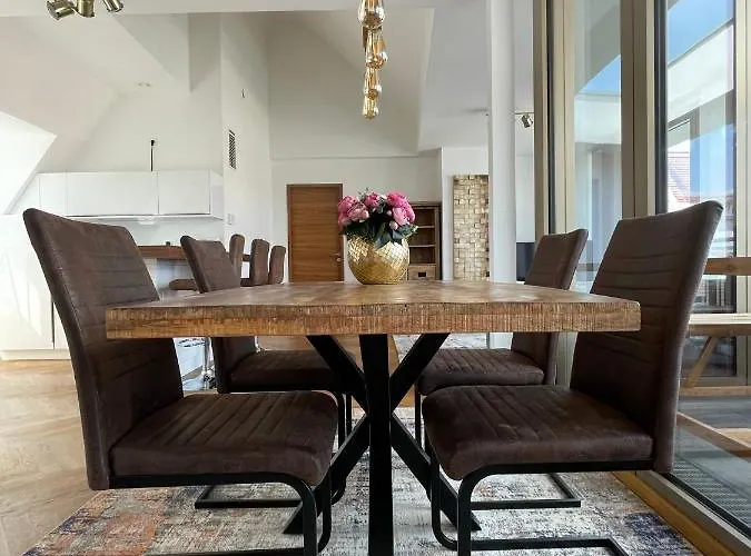 Modernes An Der Frauenkirche Ii