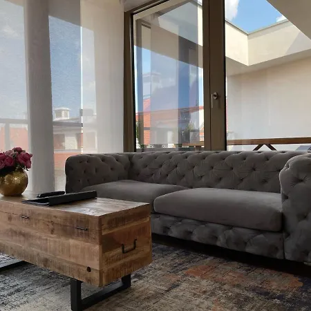 Modernes An Der Frauenkirche Ii *