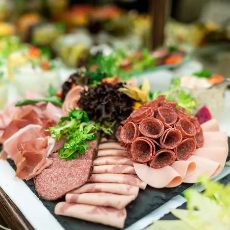 Modernes An Der Frauenkirche Ii Дрезден