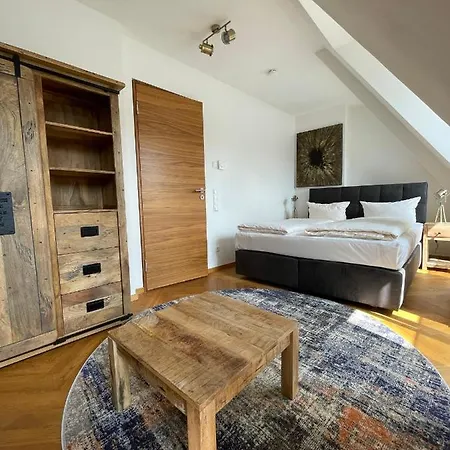 Modernes An Der Frauenkirche Ii