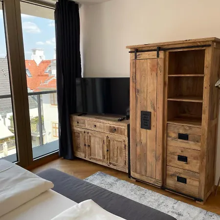 Modernes An Der Frauenkirche Ii