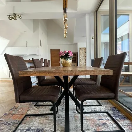 Modernes An Der Frauenkirche Ii