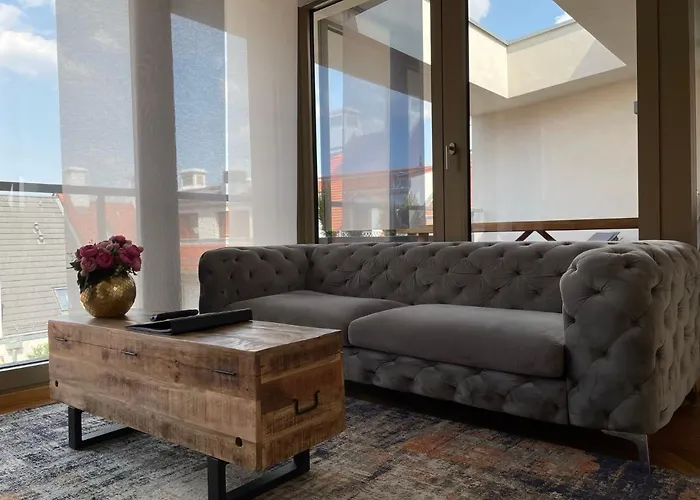 Modernes An Der Frauenkirche Ii *